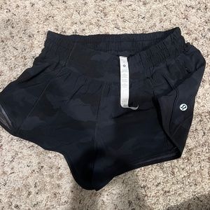 Lululemon 2.5 low rise hotty hot shorts